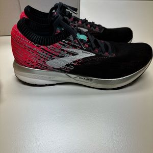 Brooks Ricochet DNA running shoe, size 8.5, pink and black